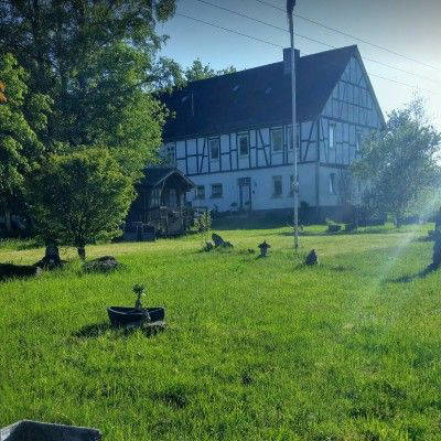 Großer Garten am Bach mit Pool & Nähe zum Biggesee