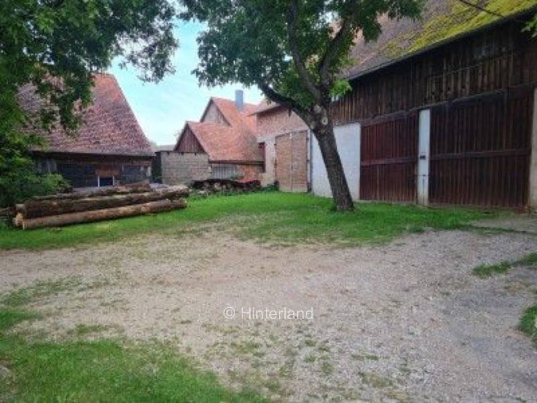 Stellplatz unter 100 Jahre alten Nussbäumen