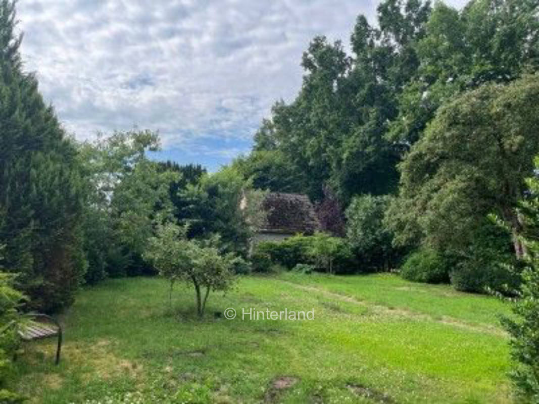 Ruhiger Zeltplatz am Waldrand
