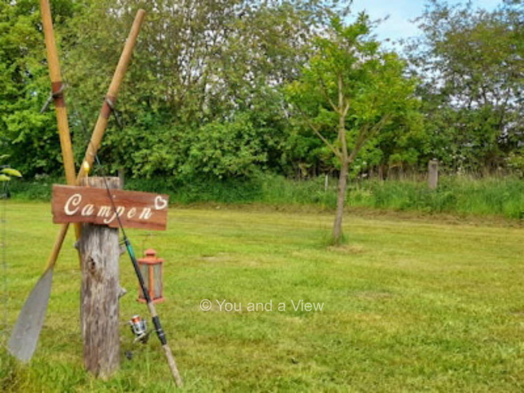Natürlich und ruhig mit Badesee.