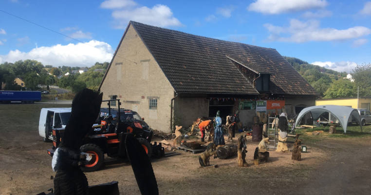 At the chainsaw carver