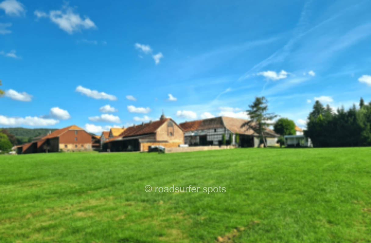 Camping auf einem Gutshof mit Wiese und Bach