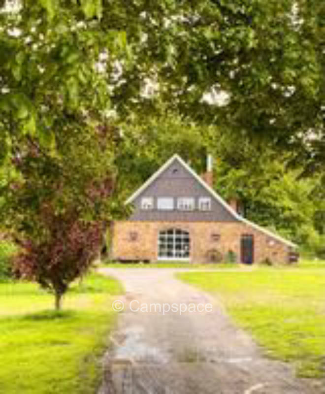 Pitches and construction trailer at the Heuerhaus Balkum