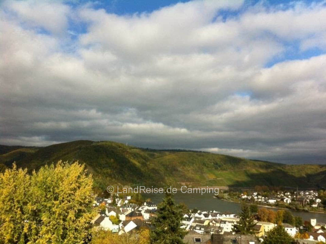 Wunderschöner Stellplatz auf unserer Wiese hinter dem Haus