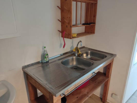 Schönes Grasland zwischen Bäumen auf einem Biobauernhof (Campspace 3155)