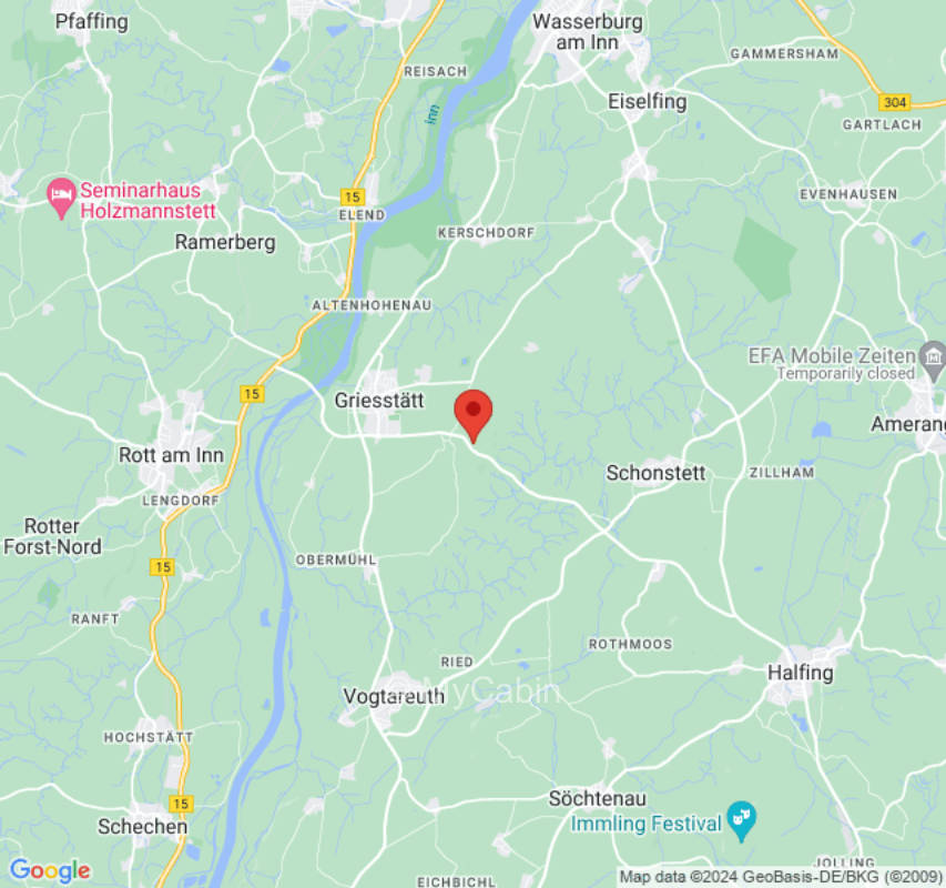 Wiese mit Bergblick und Sonnenuntergang