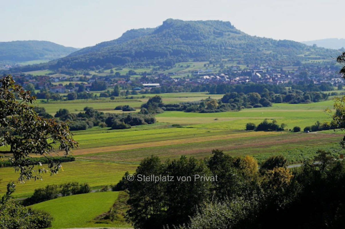 Naturnaher Stellplatz am Fuße des Walberla in der schönen Fränkischen Schweiz / BAYERN