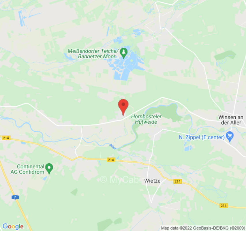 Wiese am Hof mit überdachter Terrasse und Feuertonne