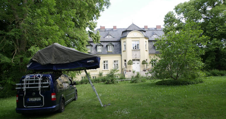 Unter Sternen im idyllischen Gutshausgarten