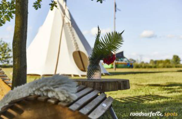 Großzügige Wiese mit Feuerstelle & großem Tipi