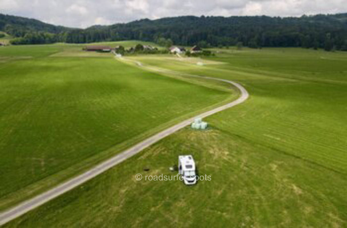 Camping mitten in der Natur auf großer Wiese