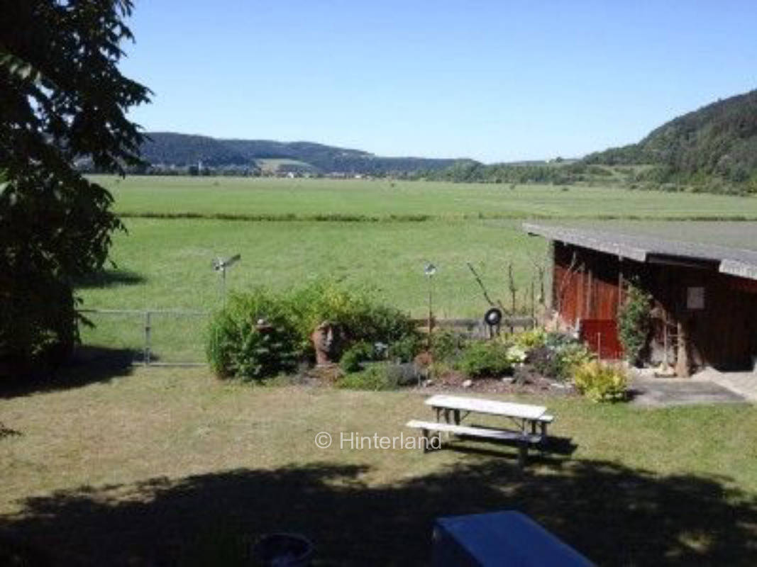 Gartenplatz mit Ausblick über Wiese am Donauradweg
