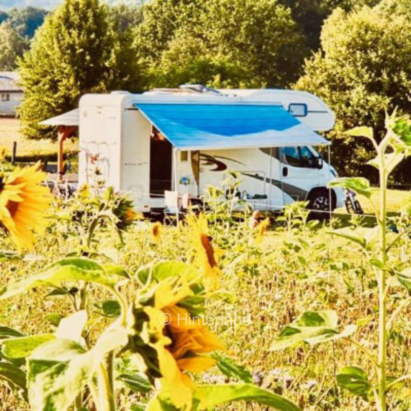 Campen in unberührter Natur auf einem Bauernhof