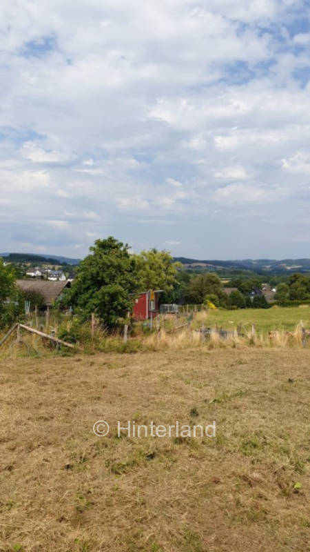 Stellplatz am Ortsrand mit weitem Blick