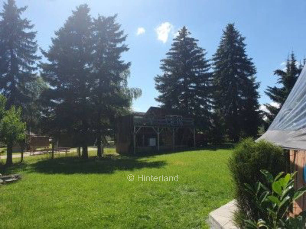 Übernachten unter Tannen in der Nähe vom Stausee 