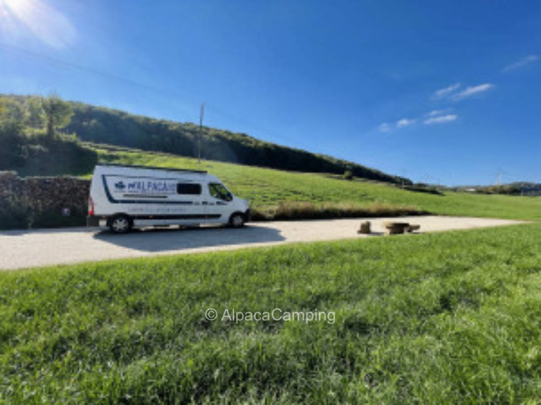 befestigter Stellplatz Nr.2 "an den Holzstämmen", privater Stellplatz