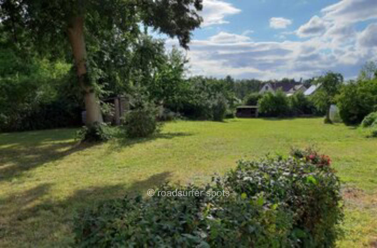 Camping auf einer großzügigen Grünfläche