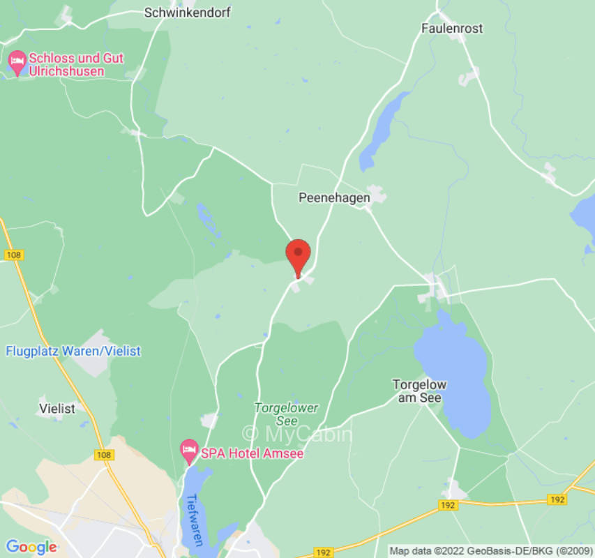 Ruhiger, gemütlicher Zeltplatz unter Bäumen