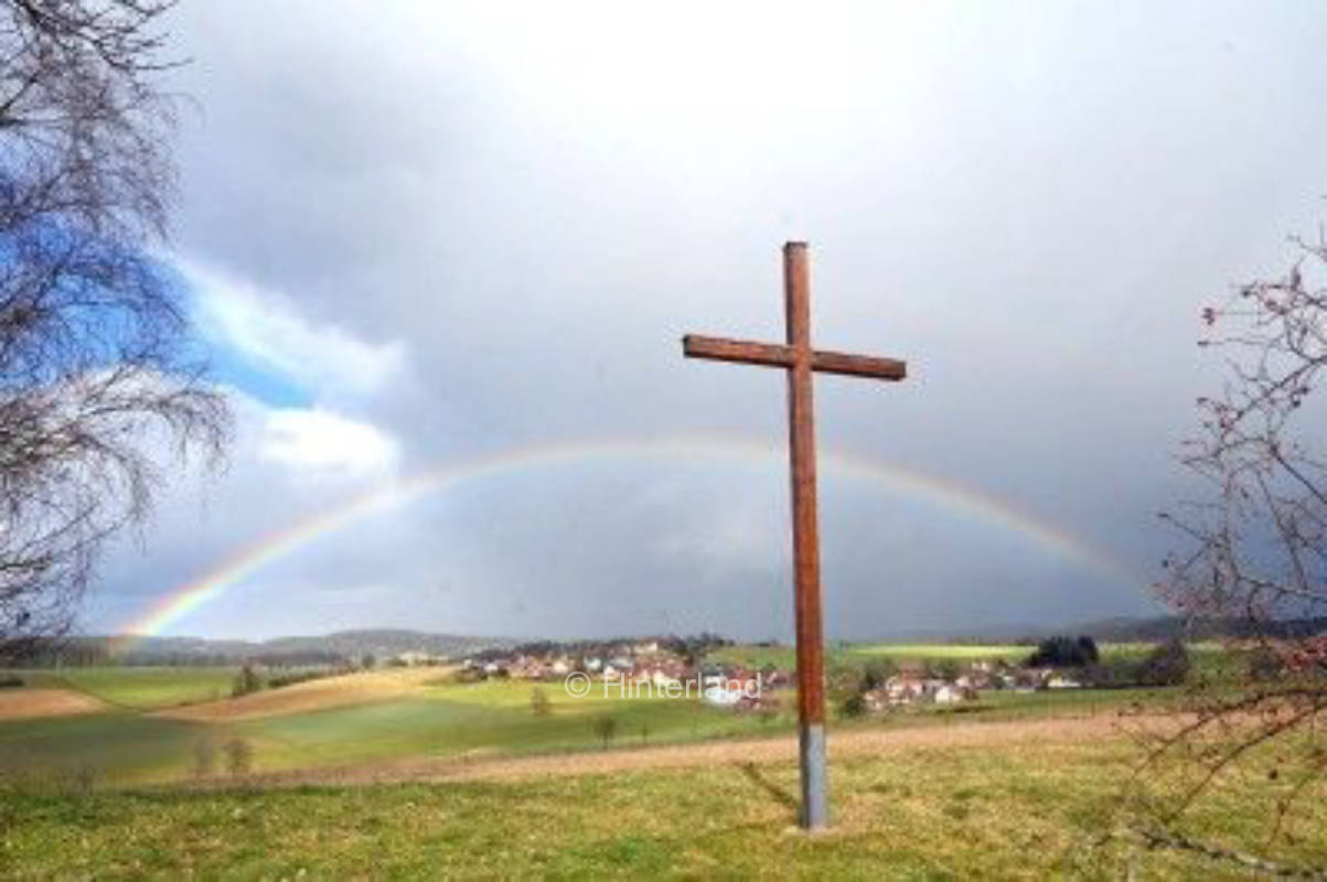 Ruhige Wiese auf dem Hügel mit freier Sicht 
