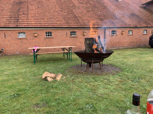 Wiese mit Feuerstelle neben unserer historischen Scheune (Campspace 7212)