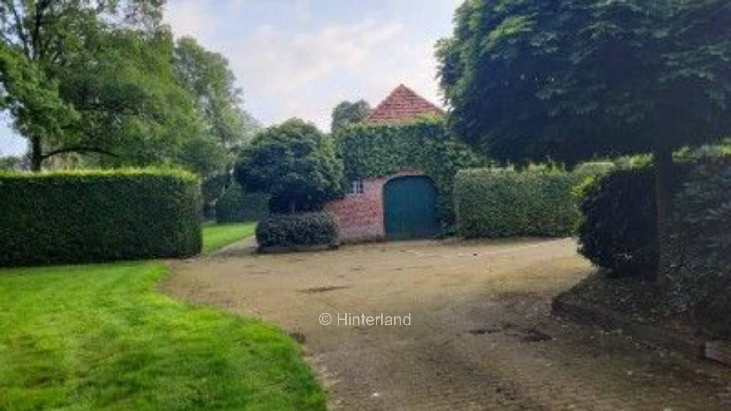 Am Hof zwischen Bäumen in Ostfriesland