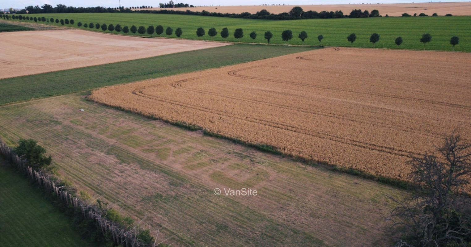 Campingstellplatz umgeben von weiten Feldern