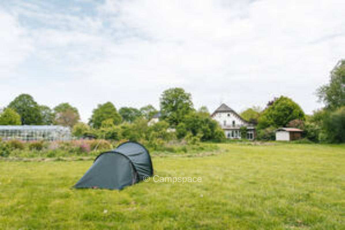 Magischer Campingplatz im Obstgarten innerhalb der Gemeinschaft