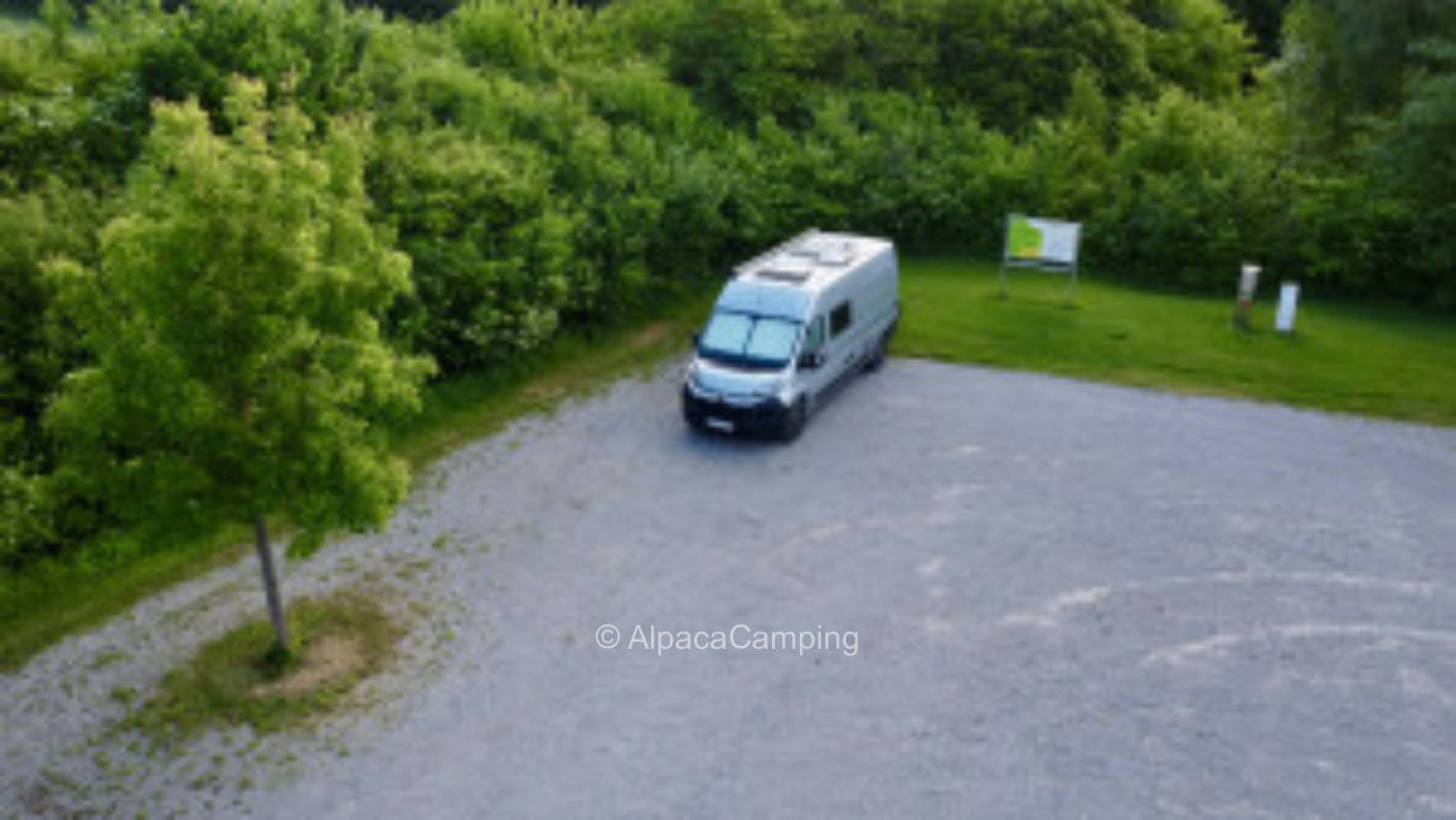 Am Clubhaus unter Bäumen #2