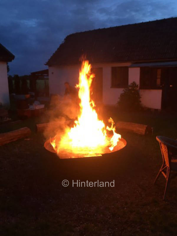 Am Rande von München zwischen Feldern unter Bäumen
