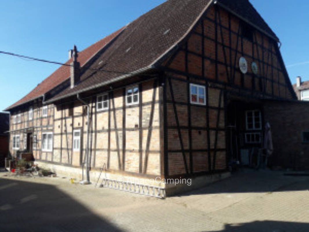 Stellplatz auf dem Innenhof eines alten Bauerhofes #1