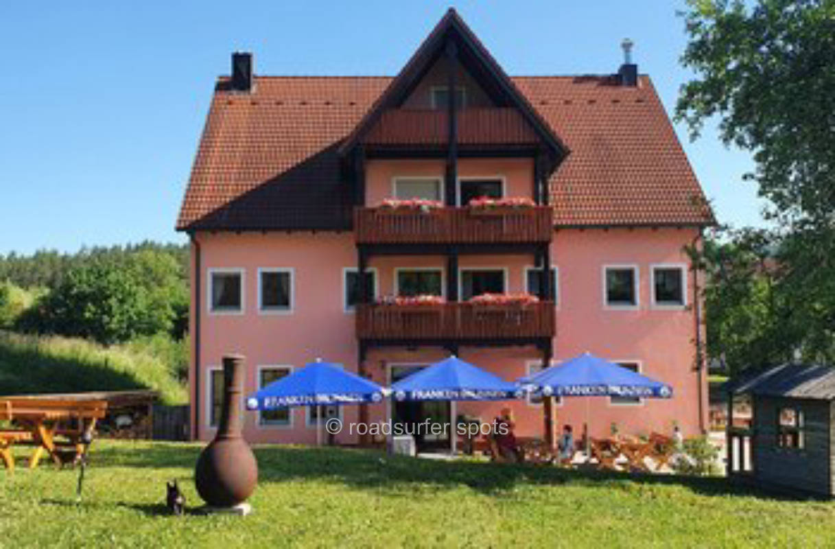 Camping im wunderschönen Dorf 