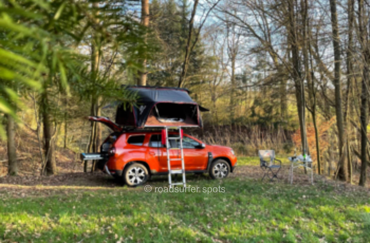 Offroad-Platz am Weiher und Alpakas als Nachbarn