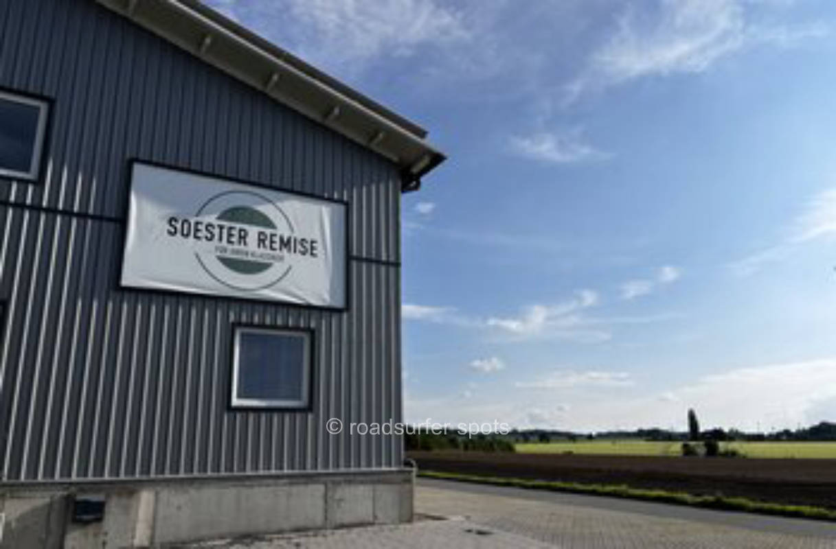 Camping Soester Remise mit Blick in die Felder