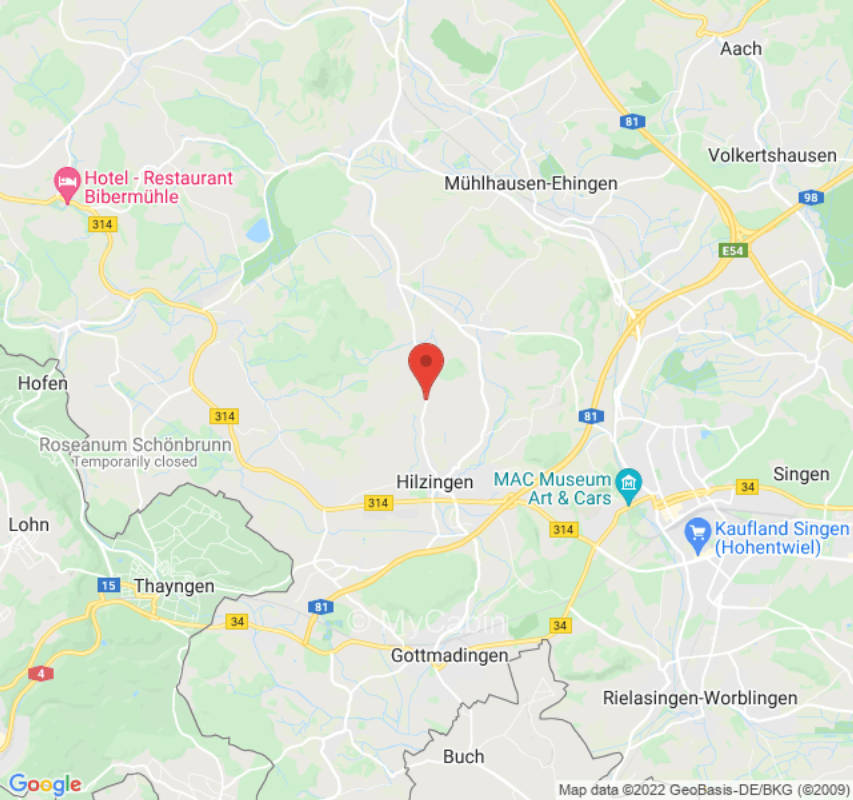 Anhöhe mit Alpenblick in der Nähe der Obstplantage