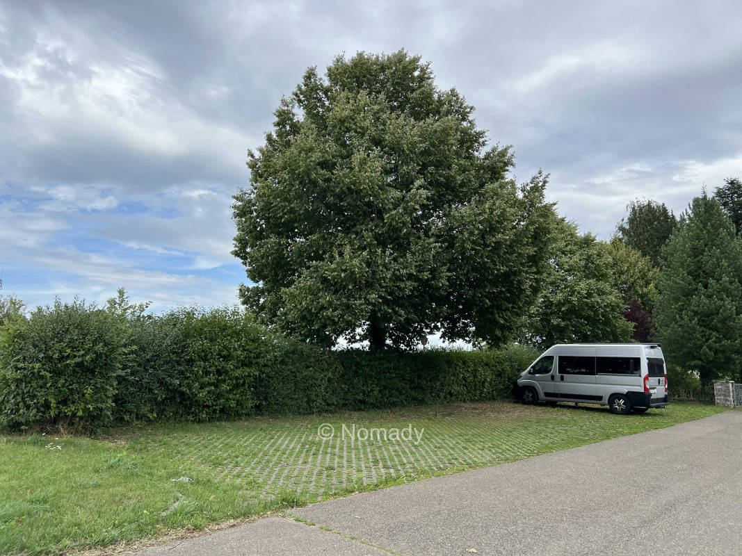 Einfacher stellplatz nahe golfplatz